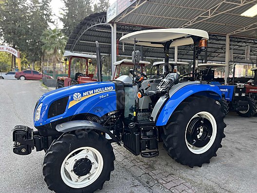 Machinery / Agricultural Machines / Tractors / New Holland / T4.60S