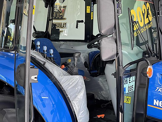 Machinery / Agricultural Machines / Tractors / New Holland / TR5.100