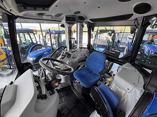 Machinery / Agricultural Machines / Tractors / New Holland / TR5.100