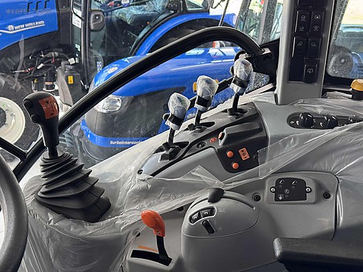 Machinery / Agricultural Machines / Tractors / New Holland / TR5.100