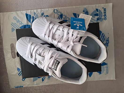 Used & Brand New Items / Clothing & Accessories / Women / Shoes / Sneakers