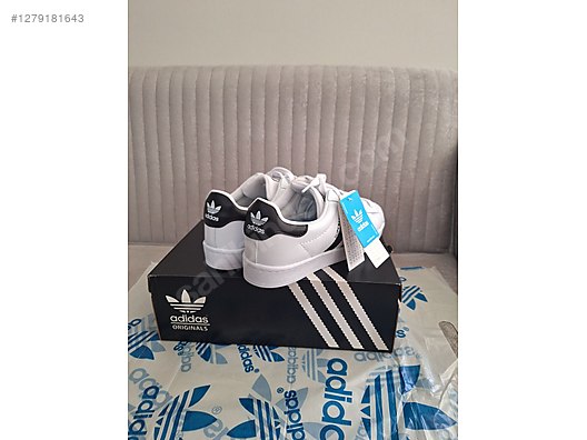 Used & Brand New Items / Clothing & Accessories / Women / Shoes / Sneakers