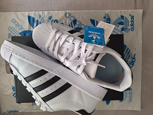 Used & Brand New Items / Clothing & Accessories / Women / Shoes / Sneakers