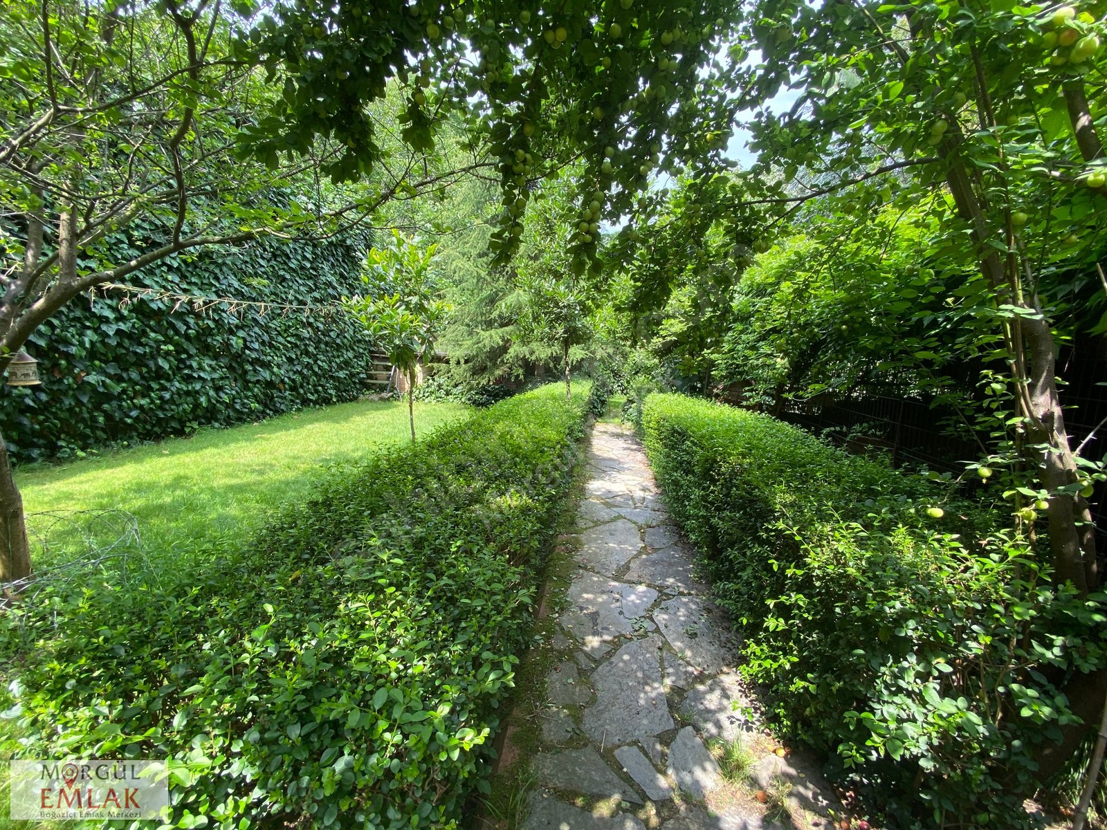 EMLAK ÇENGELKÖY�DE BAHÇELİ OTOPARKLI MÜSTAKİL EV Satılık