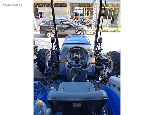 Machinery / Agricultural Machines / Tractors / New Holland / T4.90B