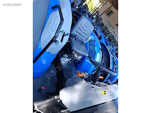 Machinery / Agricultural Machines / Tractors / New Holland / T4.90B