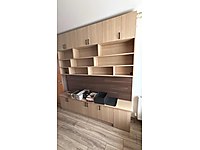 Tertemiz, kocaman kitaplık.