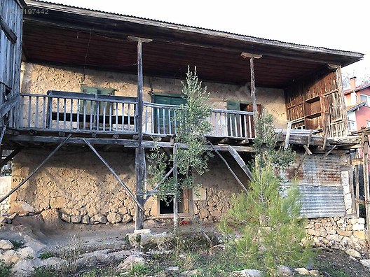 SOĞUCAKTA MERKEZDE KAÇIRILMAYCAK İÇİNDE TAŞ EV VE SU KUYULU Satılık