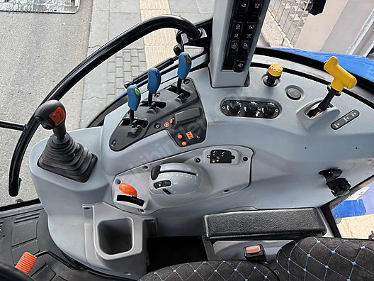 Machinery / Agricultural Machines / Tractors / New Holland / TR5.100