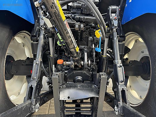 Machinery / Agricultural Machines / Tractors / New Holland / TR5.100