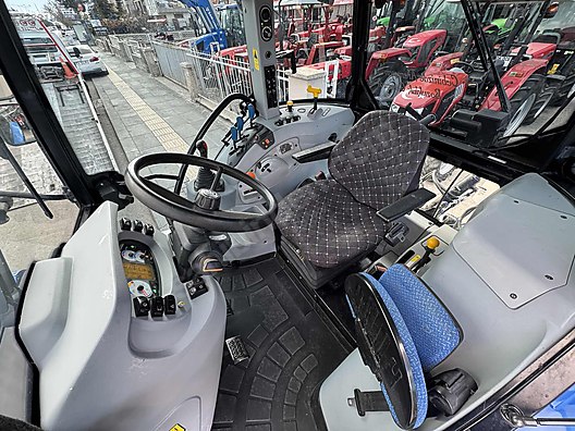 Machinery / Agricultural Machines / Tractors / New Holland / TR5.100