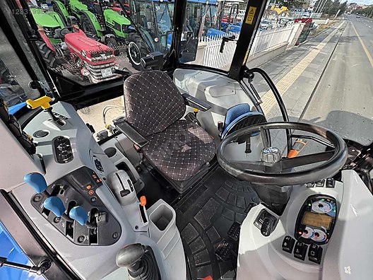 Machinery / Agricultural Machines / Tractors / New Holland / TR5.100