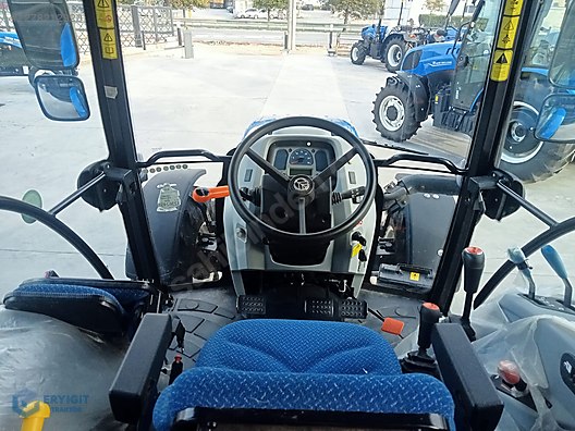 Machinery / Agricultural Machines / Tractors / New Holland / T4.70S