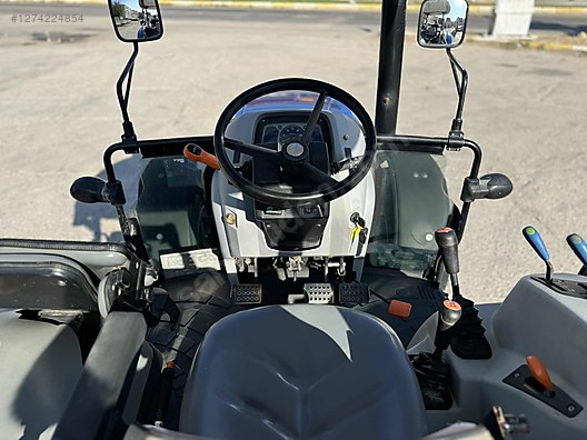 Machinery / Agricultural Machines / Tractors / New Holland / T4.70S