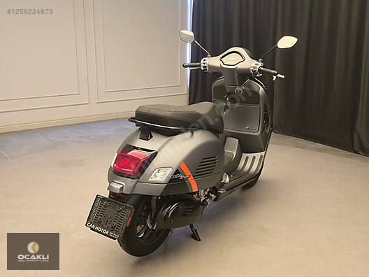 Vespa GTS 300 Super Sport Scooter / Maxi Scooter