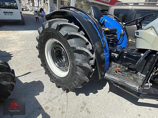 Machinery / Agricultural Machines / Tractors / New Holland / T4.95F
