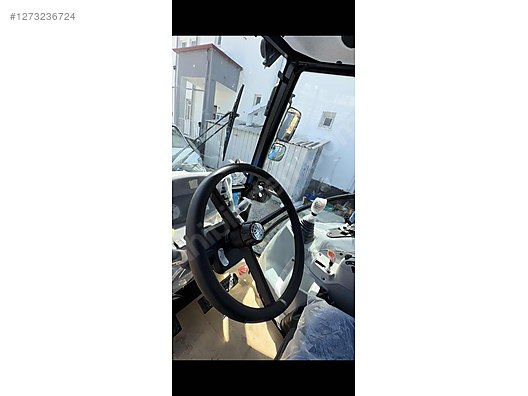 Machinery / Agricultural Machines / Tractors / New Holland / TR5.90