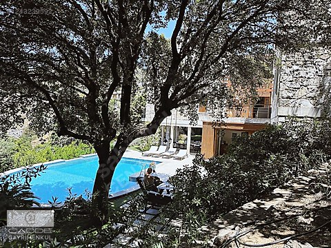 YALIKAVAK'TA SATILIK ÖZEL YAPIM TAŞ VİLLA 5000m2 BAHÇELİ