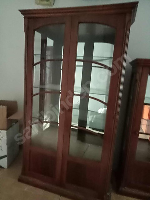 Büyük camlı vitrin