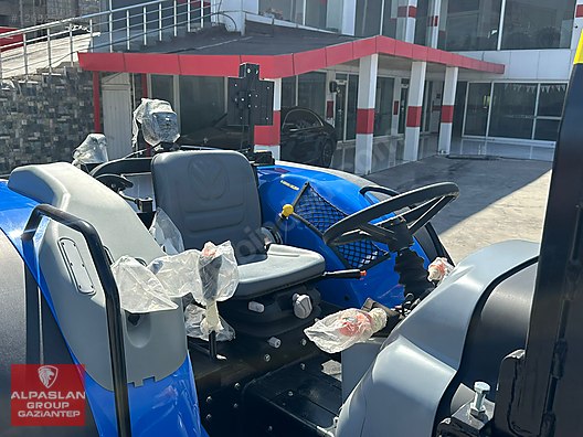 Machinery / Agricultural Machines / Tractors / New Holland / T4.80B