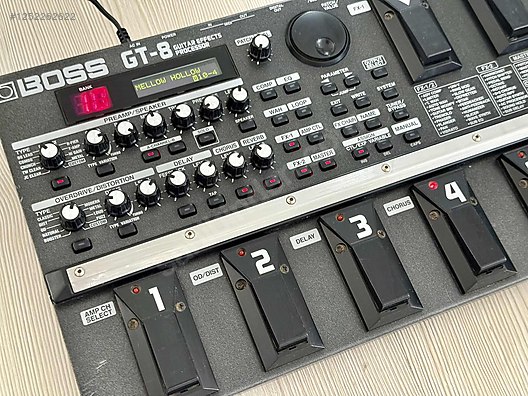 Boss GT-8 Çok Efektli Gitar Prosesörü Amfi Simülasyonlu Pedal
