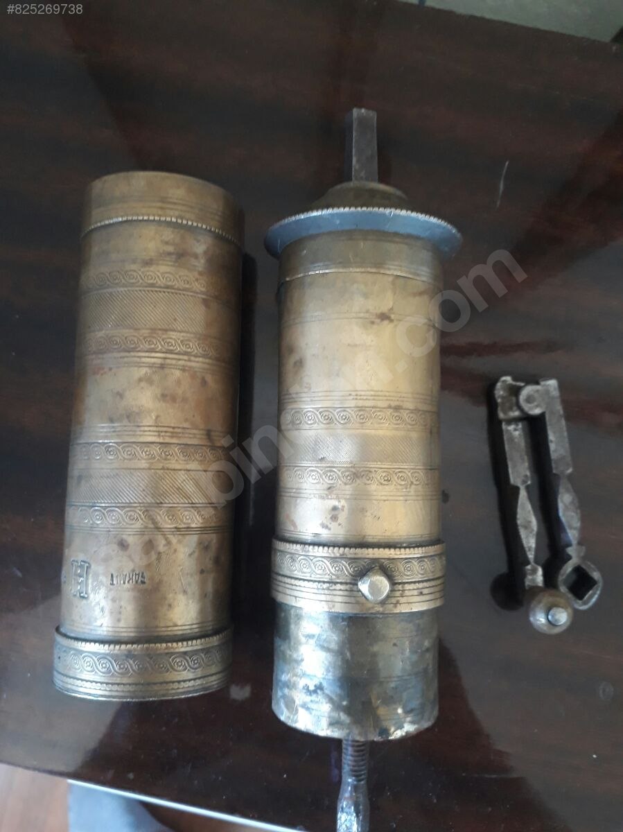 Eski bir kahve değirmeni Antika Diğer Antika Makineler ve Çeşitli