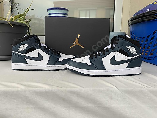 nike air jordan 1 mid sneaks up