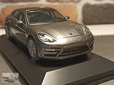 Minichamps Diecast Model 1:43 Porsche Araba - 1305284419