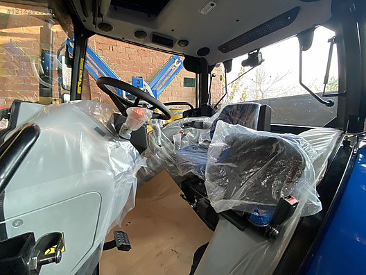 Machinery / Agricultural Machines / Tractors / New Holland / T4.70S