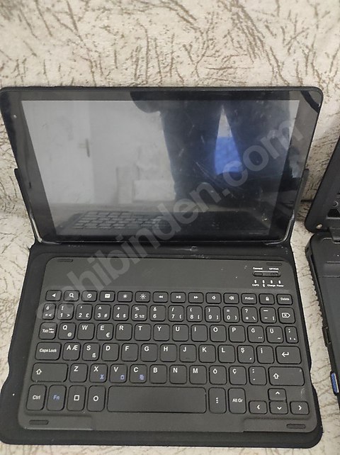3 adet bilgisayar 1 adet klavyeli tablet