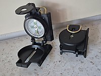 Lensatik pusula özellikle askeri uygulamalarda ve arazi navigas #1271302725