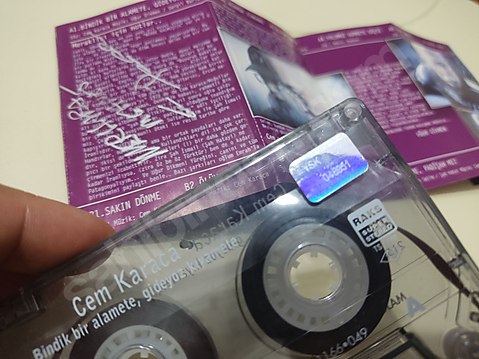 Cem Karaca İmzalı Kaset