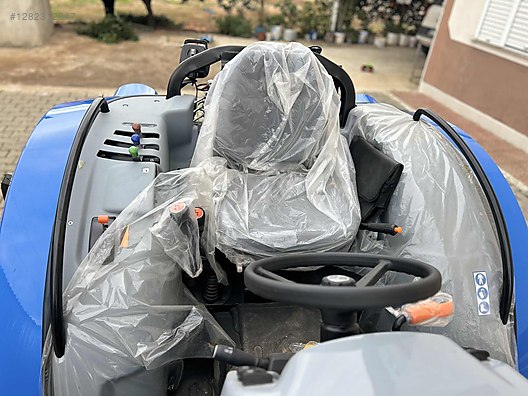 Machinery / Agricultural Machines / Tractors / New Holland / TD4.100F