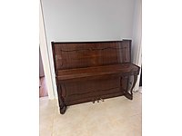 Rus yapımı Zarya marka piyano.