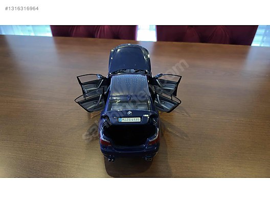 Kyosho Diecast Model 1:18 BMW Araba - 1316316964
