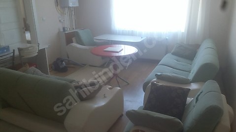 Uyguna yuvarlak kırmızı masa.