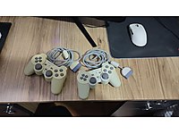 iki adet orijinal PlayStation 2 kolu