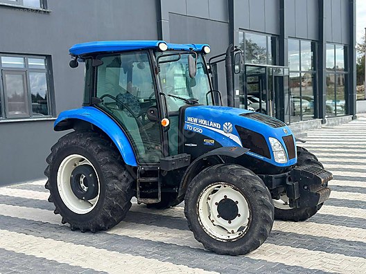 Machinery / Agricultural Machines / Tractors / New Holland / TD65D