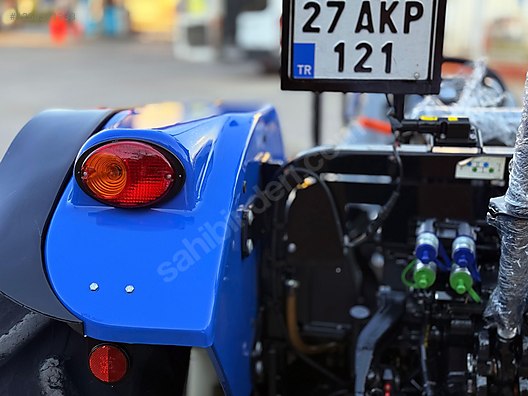 Machinery / Agricultural Machines / Tractors / New Holland / T3.70B