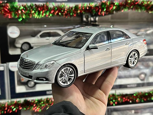 1:18 - minichamps -Mercedes Benz E-Class E320 ( W212 ) on