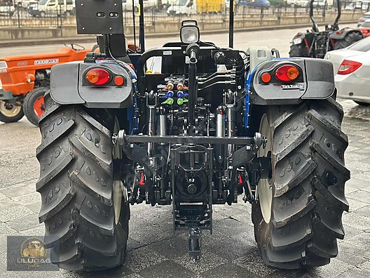 Machinery / Agricultural Machines / Tractors / New Holland / T4.100B