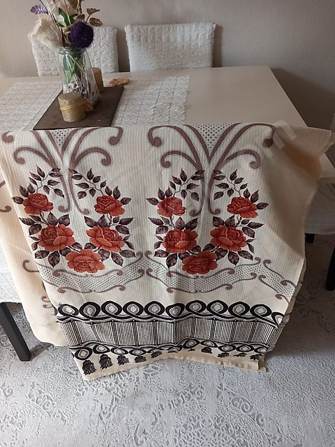 Yatak örtüsü ve 2 parça perde