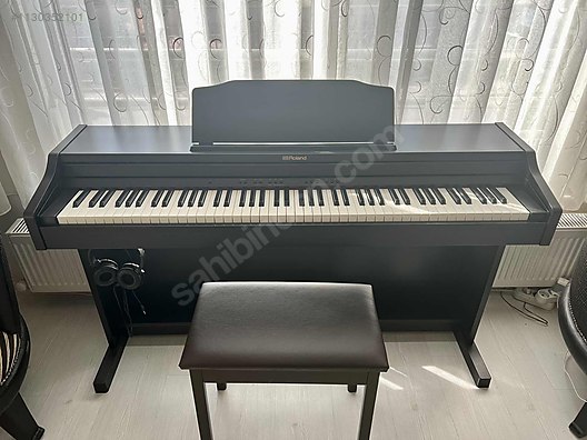 ROLAND RP501R-CR Piyano Gül Ağacı Dijital Duvar Piyanosu - Piyano