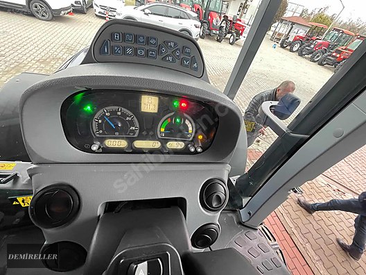 Machinery / Agricultural Machines / Tractors / New Holland / T5.140