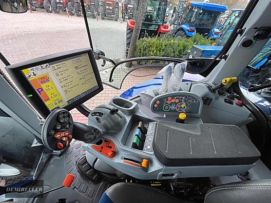 Machinery / Agricultural Machines / Tractors / New Holland / T5.140