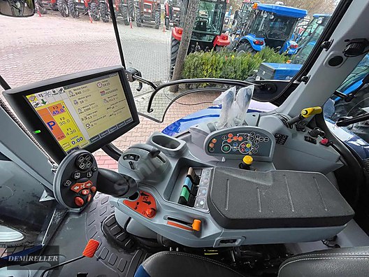 Machinery / Agricultural Machines / Tractors / New Holland / T5.140