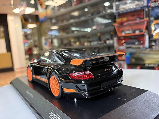 Minichamps Diecast Model 1:18 Porsche Araba - 1328358268