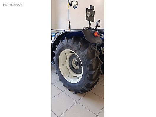 Machinery / Agricultural Machines / Tractors / New Holland / T4.70B