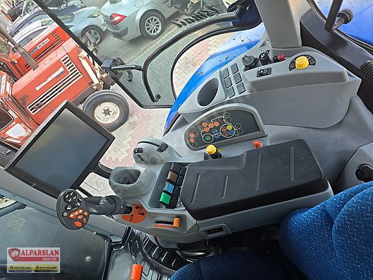 Machinery / Agricultural Machines / Tractors / New Holland / T7070