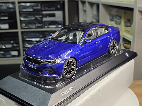 1:18 Norev - BMW F90 M5 Parlament Mavisi Sıfır kutulu ürün. on